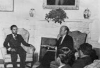 مع الرئيس الأمريكي جيرالد فورد عام 1975