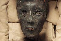 وجه الملك توت عنخ آمون المُحنط والذي اكتشفه عالم الآثار الإنجليزي هوارد كارتر لأول مرة عام 1923