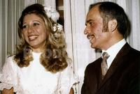 تزوجت من الملك حسين في 24 ديسمبر 1972، وبعد الزواج لقبت بالملكة علياء الحسين