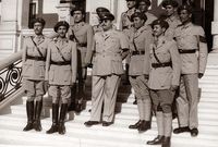 صورة نادرة للملازم الشاذلي مع الملك فاروق أثناء التحضير للذهاب إلى حرب فلسطين 1948 ضمن سرية من الحرس الملكي