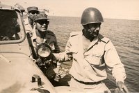 الفريق الشاذلي وهو يعبر قناة السويس لزيارة جبهة القتال يوم 8 أكتوبر 1973 ويكون بذلك أول ضابط من القيادة العسكرية يزور جبهة القتال بعد العبور
