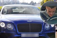 لاعب المنتخب الإنجليزي ونجم ليستر سيتي "جيمي فاردي" اثناء قيادته سيارته "البنتلي" الفارهة
