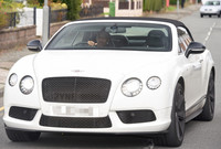 ظهير أيمن ليفربول والمنتخب الإنجليزي "كلاين" اثناء قيادته سيارته "البنتلي"