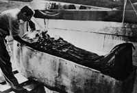 في 16 فبراير 1923 كان هوارد كارتر أول إنسان منذ أكثر من 3000 سنة يطأ قدمه أرض الغرفة التي تحوي تابوت توت عنخ أمون