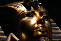 القناع الذهبي أثناء عرضه في المتحف المصري 
