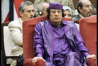  طوال فترة حكمه ومنذ أن جلس على كرسي الحكم في ليبيا أعتاد الرئيس الليلبي الراحل معمر القذافي الظهور في القمم والمحافل الدولية بملابس مميزة وغريبة