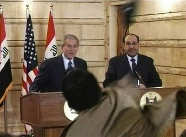 جورج بوش يتم قذفه بالحذاء 