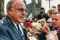قام متظاهرون ألمان بإلقاء البيض النيء على المستشار الألماني السابق " هيلموت كول " عام 1991 اعتراضًا على سياسته لتغرق بدلته الثمينة بالبيض