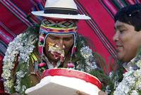 أُثناء أحد الإحتفالات قام الرئيس البوليفي ايفو موراليس بالتهام قالب الحلوى بشكل محرج للغاية حيث لم يتمالك نفسه وقام بتناول القالب بنهم شديد ما جعله سخرية الجميع
