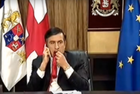 الرئيس الجورجي يتناول رابطة العنق
