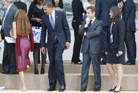 أوباما المراهق 
أثناء تواجده في أحد المحافل العالمية قام أوباما باستعراض جسد أحد النساء الحاضرات في المؤتمر ليتم التقاط تلك الصورة ويتعرض أوباما لحرج بالغ وكبير