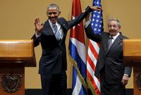 تعرض أوباما لموقف محرج آخر حين حاول وضع يده على كتف الرئيس الكوبي راؤول كاسترو لكن الأخير أمسك بيد أوباما بشدة ورفعها وقام بابعادها عنه 
