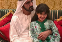 الشيخة شيمة مع جدها حاكم إمارة دبي الشيخ محمد بن راشد آل مكتوم 