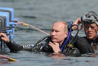 بوتين وهو يقوم رياضة الغوص