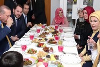أردوغان وزوجته يتناولان وجبة الفطور في رمضان برفقة عائلة تركية