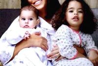 شيرين عبد الوهاب مع ابنتيها مريم وهنا