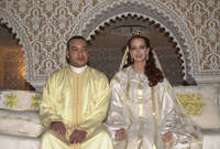  وقع الملك محمد السادس في غرام «سلمى» الفتاة الشعبية التي ولدت بالحي الشعبي بمدينة فاس، لم تكن الطبقات الاجتماعية متقاربة، وكان ينظر لها في البداية على أنها الفتاة الفقيرة التي تزوجت من ملك المغربه