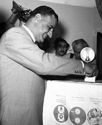 جمال عبد الناصر يدلي بصوته في الاستفتاء على الدستور المقترح في 23 يونيو 1956