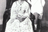صورة نادرة للملكة عالية تتوسط ابنها الأمير فيصل الثاني وأخيها الأمير عبد الإله
