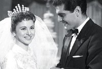 تكللت العلاقة بينهما بالزواج عام 1955 بعد اسلام عمر الشريف 