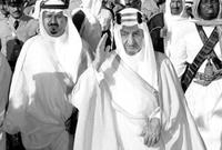 صور نادرة لأول زيارة من الملك فيصل ملك السعودية رحمة الله عليه للمسجد الأقصى والصلاة بداخله