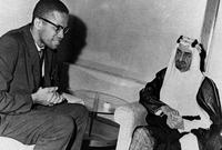 صورة نادرة للملك فيصل بجانب الزعيم المسلم مالكم إكس في السعودية
