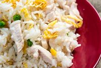 الرز الصيني بالبيض
مكونة من أرز أبيض ودجاج وبسلة مع البيض 
