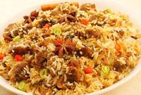 البرياني: الأرز المبهر بالزعفران وبعض التوابل، يقدم مع "لحم أو دجاج"، وبعض المكسرات
