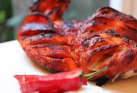 الدجاج التندوري: الدجاج المشوي بالمنزوع الجلد، متبل بمجموعة توابل هندية حارة، أشهرها الفلفل الأحمر
