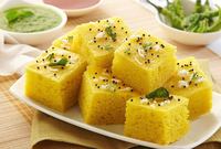 Dhokla: أكلة تشبه العجة ولكن خفيفة جدا، فهي تصنع من دقيق الأرز والعدس.
