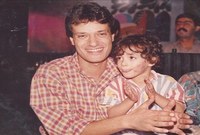 صورة برفقة ابنه في طفولته 