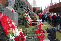 دفن في ضريح بحائط متاخم لقصر الكرملين في العاصمة موسكو