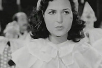 عرفت طريقها للسينما في عام 1945 حين قدمها المخرج أحمد كامل مرسي في فيلم «'ست البيت» لتشارك برقصة ضمن أحداث الفيلم
