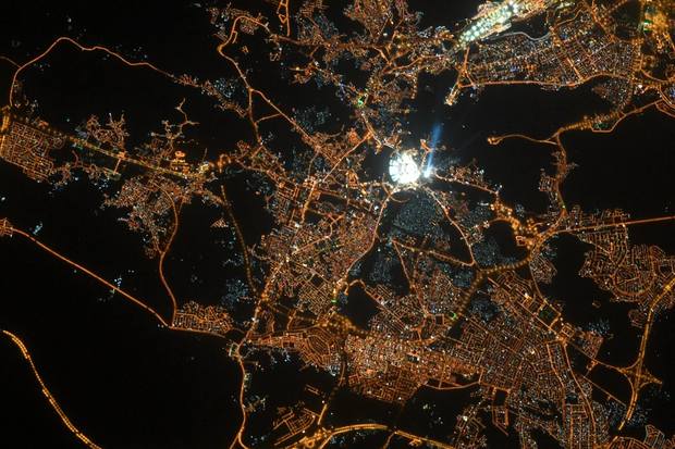 رائد فضاء روسي يلتقط صور رائعة لمكة من الفضاء ويعلق: لا يمكن الخلط بينها وبين أي مدينة أخرى حتى من الفضاء