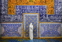 امرأة في مسجد الشيخ لطف الله، أصفهان، إيران
