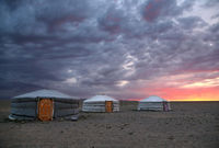 شروق الشمس في صحراء غوبي، منغوليا
