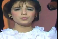 سطع نجمها منذ صغرها حيث بدأت الغناء وهي في الرابعة بالإعلانات على شاشة التلفزيون السوري