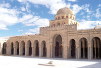 بدأ عقبة بن نافع بناؤه عام 671 ميلادياً عندما دخل مدينة القيروان في تونس
