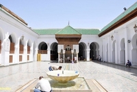يقع المسجد في مدينة فاس المغربية، بدأ كجامع صغير عام 859 ميلادياً 