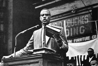  في فبراير 1965م أطلق ثلاثة من الشبان السود النار على مالك شباز أثناء إلقائه لمحاضرة في جامعة نيويورك فمات على الفور وكان في الأربعين من عمره