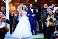 نشر الفنان حسن الرداد ،عبر حسابه على الانستجرام، صورتين لزفافه وزفاف والديه وكشف إنه استعان في زفافه بنفس الفرقة التي أحيت زفاف والديه.