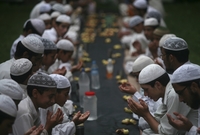 بمجرد بدء شهر رمضان يقوم مسلمي الهند بإرتداء " القبعة الإسلامية " ويلتزمون بإرتداءها طوال الشهر كأحد مظاهر الإلتزام أثناء رمضان 