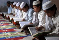 يقيمم مسلمي الهند حلقات قراءة قرآن ضخمة في المساجد وفي ساحات كبيرة مخصصة لذلك 