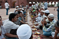 تقيم المساجد في الهند مآدب إفطار في ساحات المسجد وتكون الدعوة مفتوحة ومجانية للجميع لتناول الإفطار بالمساجد حيث يقبل عليها العديد من الفقراء وغير القادرين