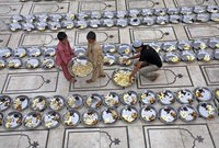 تقيم المساجد في اندونيسيا مآدب إفطار في ساحات المسجد وتكون الدعوة مفتوحة ومجانية للجميع لتناول الإفطار بالمساجد حيث يقبل عليها العديد من الفقراء وغير القادرين