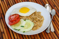 وجبة " ناسي جورنج " هي أشهر الوجبات التي يتناولها الإندونيسيون في رمضان وهي عبارة عن أرز مقلي مع البيض والخضروات