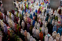تحتشد المساجد بالنساء تمامًا مثل الرجال في صلاة التراويح بل يفوق عددهم أعداد الرجال أحيانًا ويتم تخصيص ساحات لهم في المساجد