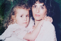 صورة نادرة لعائشة مع والدتها 
