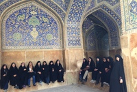يغيب مشهد صلاة التراويح في إيران حيث لا يتم إقامتها بسبب مرجعيتها الشيعية التي لا تجيز أداءها جماعة ولكن يتم أداءها في البيوت بشكل فردي