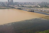  انتشرت على مواقع التواصل الاجتماعي صور لنهر النيل  بعد أن غيرت معالمه مياة السيول التي اجتاحت قرى ومحافظات مصر خلال الفترة الماضية